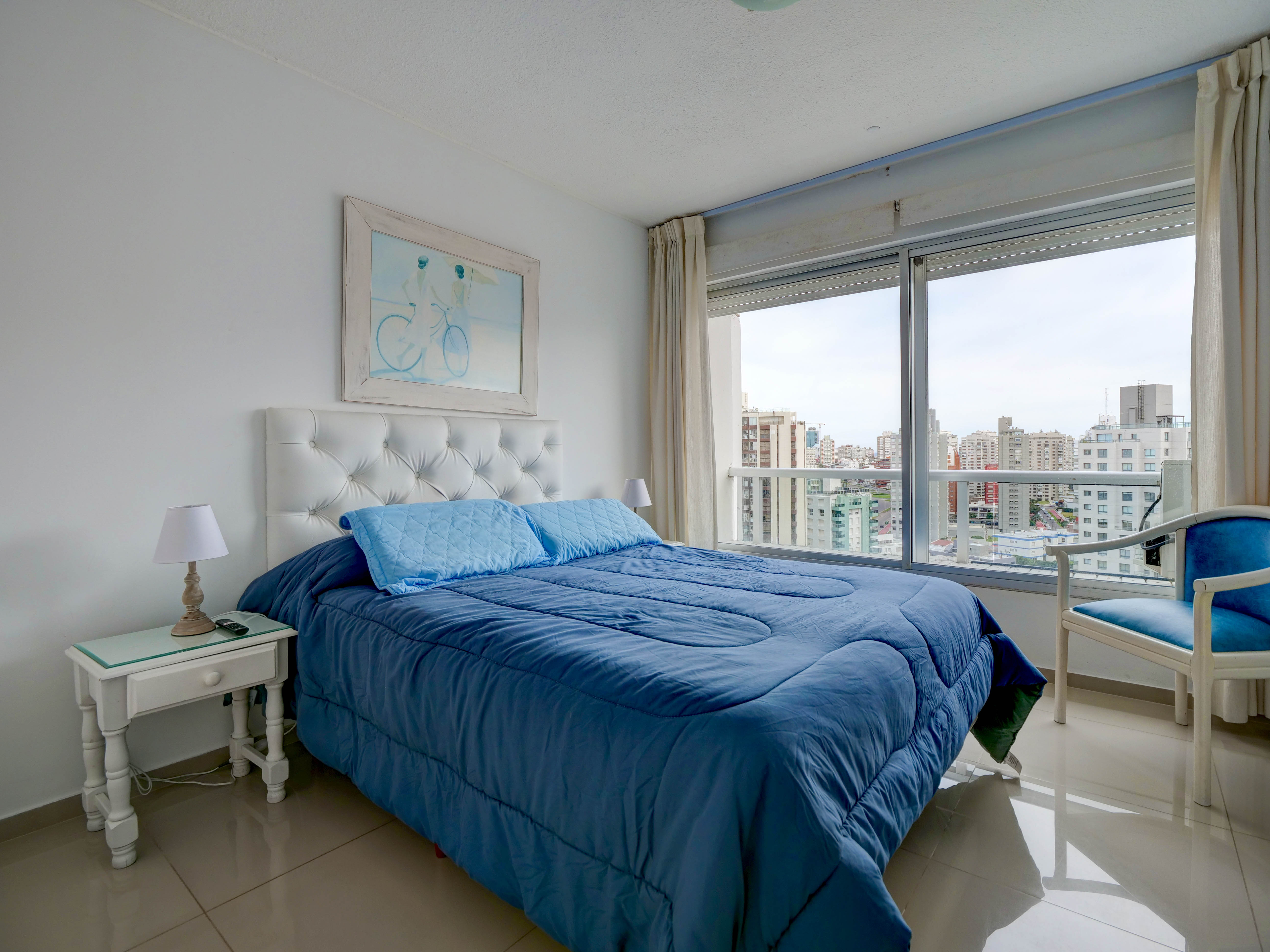 Dormitorio principal con grandes ventanales
